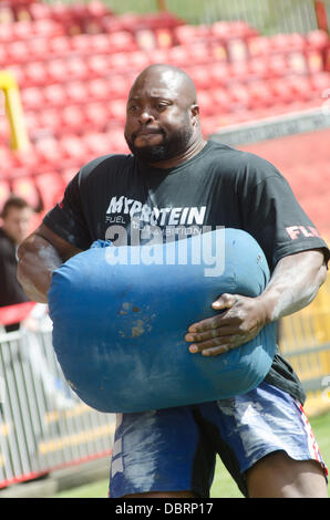 Gateshead, UK. 3. August 2013. Riesen Leben British Open-World Championship "World es Strongest Man" Qualifying Tour in Gateshead International Stadium. Konkurrenten zählten Laurence Shahlaei, Terry Hollands, Simon Johnson. Mark Felix, Lloyd Renals, Eddie Hall, James Fennelly, Graham Hicks, Jerry Pritchett, Robert Oberst, Luke "Highland Eiche" Stoltman und Ovynd zu zügeln. Bildnachweis: Thomas Jackson/Alamy Live-Nachrichten Stockfoto