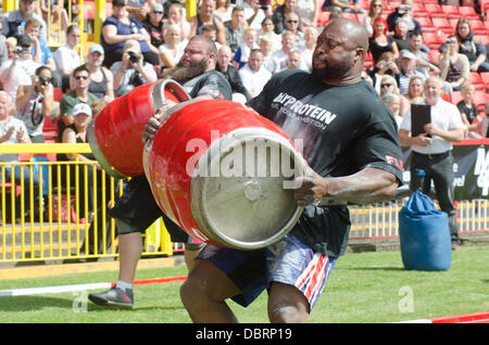 Gateshead, UK. 3. August 2013. Riesen Leben British Open-World Championship "World es Strongest Man" Qualifying Tour in Gateshead International Stadium. Konkurrenten zählten Laurence Shahlaei, Terry Hollands, Simon Johnson. Mark Felix, Lloyd Renals, Eddie Hall, James Fennelly, Graham Hicks, Jerry Pritchett, Robert Oberst, Luke "Highland Eiche" Stoltman und Ovynd zu zügeln. Bildnachweis: Thomas Jackson/Alamy Live-Nachrichten Stockfoto