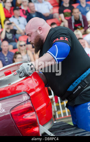 Gateshead, UK. 3. August 2013. Riesen Leben British Open-World Championship "World es Strongest Man" Qualifying Tour in Gateshead International Stadium. Konkurrenten zählten Laurence Shahlaei, Terry Hollands, Simon Johnson. Mark Felix, Lloyd Renals, Eddie Hall, James Fennelly, Graham Hicks, Jerry Pritchett, Robert Oberst, Luke "Highland Eiche" Stoltman und Ovynd zu zügeln. Bildnachweis: Thomas Jackson/Alamy Live-Nachrichten Stockfoto