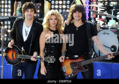 Neil Perry, Sängerin Kimberly Perry und Reid Perry von The Band Perry führen auf NBC "Today" bei der NBC TODAY Show am 2. August 2013 in New York Stockfoto