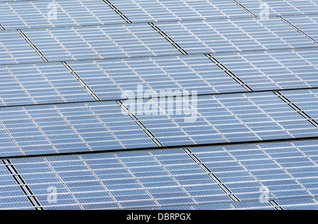 Solar Panels Photovoltaic Array // eine große Auswahl an Solar-Photovoltaik-Panels leuchtet unter hellem Sonnenlicht und zeigt die beeindruckende Größe moderner Solaranlagen. Diese präzise angeordneten Paneele wandeln reichlich Sonnenstrahlung effizient in saubere, erneuerbare elektrische Energie um, was die wachsende Rolle nachhaltiger Technologien bei der Erfüllung des globalen Energiebedarfs veranschaulicht. Stockfoto