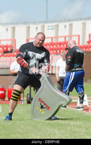 Gateshead, UK. 3. August 2013. Riesen Leben British Open-World Championship "World es Strongest Man" Qualifying Tour in Gateshead International Stadium. Konkurrenten zählten Laurence Shahlaei, Terry Hollands, Simon Johnson. Mark Felix, Lloyd Renals, Eddie Hall, James Fennelly, Graham Hicks, Jerry Pritchett, Robert Oberst, Luke "Highland Eiche" Stoltman und Ovynd zu zügeln. Bildnachweis: Thomas Jackson/Alamy Live-Nachrichten Stockfoto