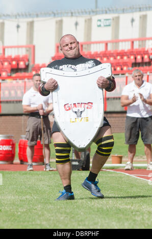 Gateshead, UK. 3. August 2013. Riesen Leben British Open-World Championship "World es Strongest Man" Qualifying Tour in Gateshead International Stadium. Konkurrenten zählten Laurence Shahlaei, Terry Hollands, Simon Johnson. Mark Felix, Lloyd Renals, Eddie Hall, James Fennelly, Graham Hicks, Jerry Pritchett, Robert Oberst, Luke "Highland Eiche" Stoltman und Ovynd zu zügeln. Bildnachweis: Thomas Jackson/Alamy Live-Nachrichten Stockfoto