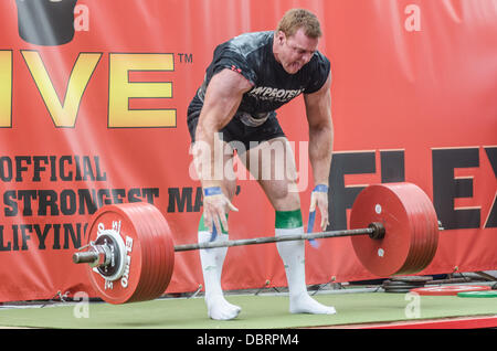 Gateshead, UK. 3. August 2013. Riesen Leben British Open-World Championship "World es Strongest Man" Qualifying Tour in Gateshead International Stadium. Konkurrenten zählten Laurence Shahlaei, Terry Hollands, Simon Johnson. Mark Felix, Lloyd Renals, Eddie Hall, James Fennelly, Graham Hicks, Jerry Pritchett, Robert Oberst, Luke "Highland Eiche" Stoltman und Ovynd zu zügeln. Bildnachweis: Thomas Jackson/Alamy Live-Nachrichten Stockfoto