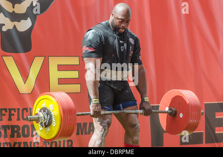 Gateshead, UK. 3. August 2013. Riesen Leben British Open-World Championship "World es Strongest Man" Qualifying Tour in Gateshead International Stadium. Konkurrenten zählten Laurence Shahlaei, Terry Hollands, Simon Johnson. Mark Felix, Lloyd Renals, Eddie Hall, James Fennelly, Graham Hicks, Jerry Pritchett, Robert Oberst, Luke "Highland Eiche" Stoltman und Ovynd zu zügeln. Bildnachweis: Thomas Jackson/Alamy Live-Nachrichten Stockfoto