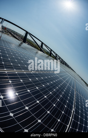 Solar Panels Photovoltaic Array // eine große Auswahl an Solar-Photovoltaik-Panels leuchtet unter hellem Sonnenlicht und zeigt die beeindruckende Größe moderner Solaranlagen. Diese präzise angeordneten Paneele wandeln reichlich Sonnenstrahlung effizient in saubere, erneuerbare elektrische Energie um, was die wachsende Rolle nachhaltiger Technologien bei der Erfüllung des globalen Energiebedarfs veranschaulicht. Stockfoto