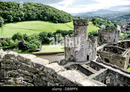 CONWY, Wales – die imposanten Stadtmauern von Conwy Castle, einer mittelalterlichen Festung aus dem 13. Jahrhundert in Nordwales, Großbritannien. Diese massiven Steinmauern und Befestigungen wurden von König Eduard I. während seiner Eroberung von Wales erbaut und zeigen die fortschrittliche militärische Architektur dieser Zeit. Die gut erhaltenen Stadtmauern bieten Besuchern einen Einblick in mittelalterliche Verteidigungsstrategien und bieten einen Panoramablick auf die umliegende Landschaft. Stockfoto