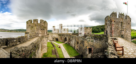 Conwy Castle ist eine mittelalterliche Burg, die von Edward i. im späten 13. Jahrhundert erbaut. Es ist Bestandteil einer ummauerten Stadt Conwy und nimmt einen strategischen Punkt auf dem Fluss Conwy. Es ist als Weltkulturerbe aufgeführt. Stockfoto