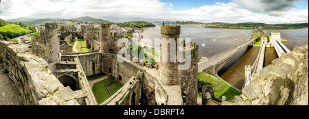 Conwy Castle ist eine mittelalterliche Burg, die von Edward i. im späten 13. Jahrhundert erbaut. Es ist Bestandteil einer ummauerten Stadt Conwy und nimmt einen strategischen Punkt auf dem Fluss Conwy. Es ist als Weltkulturerbe aufgeführt. Stockfoto