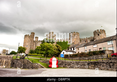 CONWY, Wales – Conwy Castle, eine mittelalterliche Festung aus dem 13. Jahrhundert, dominiert die Skyline von der historischen Stadt Conwy in Nordwales, Großbritannien. Dieses UNESCO-Weltkulturerbe, erbaut von König Eduard I., zeigt die beeindruckende Größe und Architektur der mittelalterlichen Militärtechnik, seine Steinmauern und Türme, die majestätisch über den Gebäuden der Stadt ragen. Stockfoto