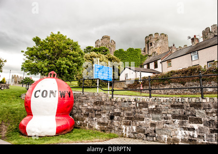 CONWY, Wales – Conwy Castle, eine mittelalterliche Festung aus dem 13. Jahrhundert, dominiert die Skyline von der historischen Stadt Conwy in Nordwales, Großbritannien. Dieses UNESCO-Weltkulturerbe, erbaut von König Eduard I., zeigt die beeindruckende Größe und Architektur der mittelalterlichen Militärtechnik, seine Steinmauern und Türme, die majestätisch über den Gebäuden der Stadt ragen. Stockfoto