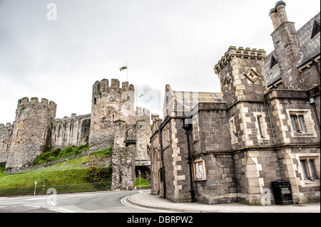 CONWY, Wales – Conwy Castle, eine mittelalterliche Festung aus dem 13. Jahrhundert, dominiert die Skyline von der historischen Stadt Conwy in Nordwales, Großbritannien. Dieses UNESCO-Weltkulturerbe, erbaut von König Eduard I., zeigt die beeindruckende Größe und Architektur der mittelalterlichen Militärtechnik, seine Steinmauern und Türme, die majestätisch über den Gebäuden der Stadt ragen. Stockfoto