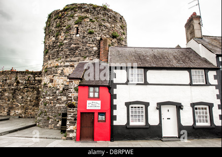 CONWY, Wales – Quay House, auch bekannt als das kleinste Haus Großbritanniens, steht neben den Mauern von Conwy Castle. Bis 1900 war es eine funktionale, aber kleine Residenz, heute ist es eine Touristenattraktion. Stockfoto