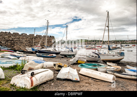 Boote auf dem kiesigen Strand vor der Stadt Conwy auf dem Fluss Conwy in Nord-Wales. Stockfoto