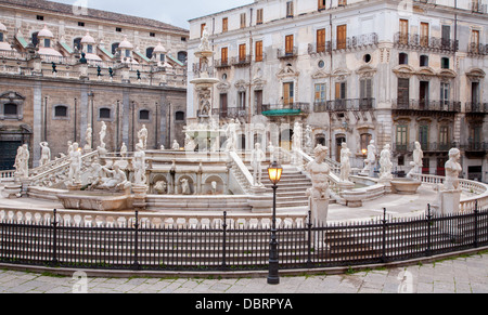 Palermo - Florentiner Brunnen auf der Piazza Pretoria Morgen Stockfoto