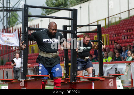 Gateshead, UK. 3. August 2013. Riesen Leben British Open-World Championship "World es Strongest Man" Qualifying Tour in Gateshead International Stadium. Konkurrenten zählten Laurence Shahlaei, Terry Hollands, Simon Johnson. Mark Felix, Lloyd Renals, Eddie Hall, James Fennelly, Graham Hicks, Jerry Pritchett, Robert Oberst, Luke "Highland Eiche" Stoltman und Ovynd zu zügeln. Bildnachweis: Thomas Jackson/Alamy Live-Nachrichten Stockfoto