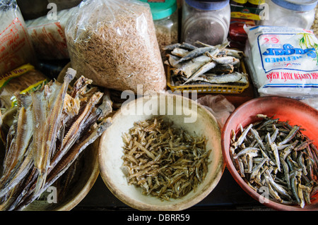 Getrockneter Fisch zum Verkauf an ein Morgenmarkt in Hanoi, Vietnam. Stockfoto