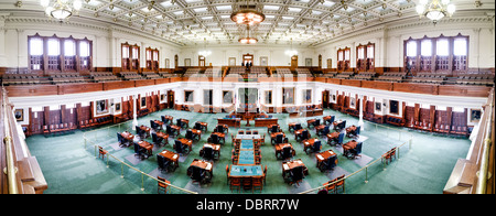 AUSTIN, Texas, USA – Panorama des Innenraums der Senatskammer im Texas State Capitol in Austin, Texas. Der Senat von Texas besteht aus 31 Senatoren, von denen jeder einen eigenen Schreibtisch in der Kammer hat. Der Boden ist mit einem markanten grünen Teppich gesäumt, der ihn vom Repräsentantenhaus abhebt. Stockfoto