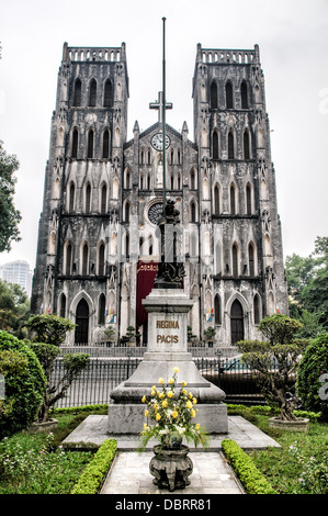 HANOI, Vietnam – die St. Joseph's Cathedral ist eine Kirche in der Nha Tho Street im Bezirk Hoan Kiem in Hanoi, Vietnam. Die Kirche im neugotischen Stil des späten 19. Jahrhunderts dient fast 4 Millionen Katholiken des Landes als Kathedrale der römisch-katholischen Erzdiözese Hanoi. Stockfoto