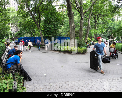 Menschen sitzen auf Bänken & bummeln abweichende Pfade genießen Frühling grün & blau Bestandteil einer Kunstinstallation im Madison Square Stockfoto