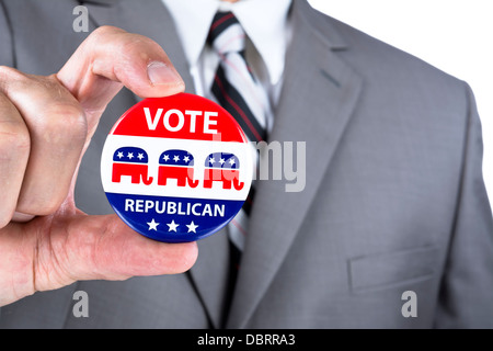 Ein Wahlkampf Politiker zeigen seine republikanischen politischen Abzeichen bei den Wahlen in den USA Stockfoto