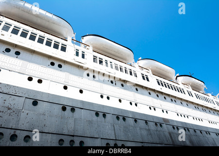 Eine Seite Bild der Stahlrumpf und Rettungsinseln von der Queen Mary in Long Beach, Kalifornien. Stockfoto