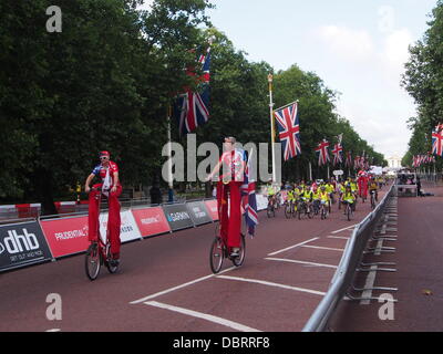 London, UK. 3. August 2013. Viele der wichtigsten Straßen Londons am 3. August heruntergefahren werden und 4 als eine geschätzte 50.000 Radfahrer an die aufsichtsrechtlichen RideLondon Masse Fahrt teilnehmen. Bildnachweis: David Knopf/Alamy Live-Nachrichten Stockfoto