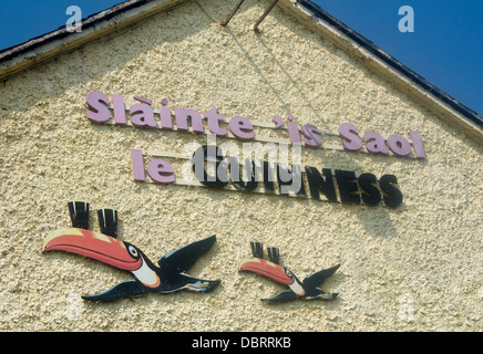 Guinness-fliegende Tukane Wandkunst und Zeichen auf Gälisch auf Pub Außenseite Spiddal County Galway Irland Stockfoto