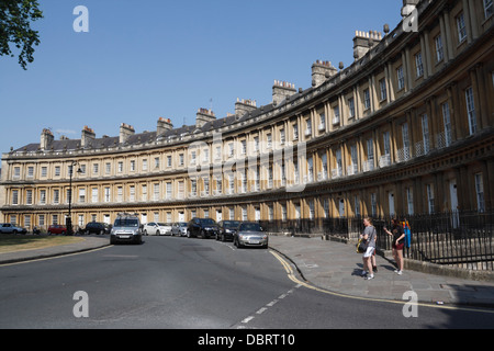 Der Circus in Bath ist ein georgianischer Halbmond der Häuser Bath England. Englische Stadthäuser Weltkulturerbe Stadt Klasse I denkmalgeschütztes Gebäude Stockfoto