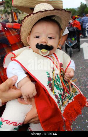 Santa Barbara, Kalifornien USA reist 3. August 2013 der 83rd jährlichen Kindern Fiesta Parade hinunter State Street in Santa Barbara, Kalifornien. Mehr als zwei tausend fünfhundert Kinder tragen bunte Kostüme und März in der jährlichen El Desfile De Los Niños (Kinder Parade) jedes erhalten ein kostenloses Eis am Ziel. Alte spanische Tage Fiesta entstand 1924, Santa Barbara spanischen und mexikanischen multi-kulturelle Erbe zu feiern. 3. August 2013 Credit: Lisa Werner/Alamy Live-Nachrichten Stockfoto