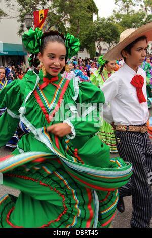 Santa Barbara, Kalifornien USA reist 3. August 2013 der 83rd jährlichen Kindern Fiesta Parade hinunter State Street in Santa Barbara, Kalifornien. Mehr als zwei tausend fünfhundert Kinder tragen bunte Kostüme und März in der jährlichen El Desfile De Los Niños (Kinder Parade) jedes erhalten ein kostenloses Eis am Ziel. Alte spanische Tage Fiesta entstand 1924, Santa Barbara spanischen und mexikanischen multi-kulturelle Erbe zu feiern. 3. August 2013 Credit: Lisa Werner/Alamy Live-Nachrichten Stockfoto