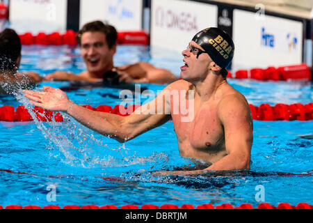 Barcelona, Spanien. 2. August 2013: Brasiliens Cesar Cielo Filho reagiert sehr emotional, als er merkt, dass er die Männer 50 m Freistil Finale bei den 15. FINA Weltmeisterschaften in Barcelona gewonnen hat. Stockfoto