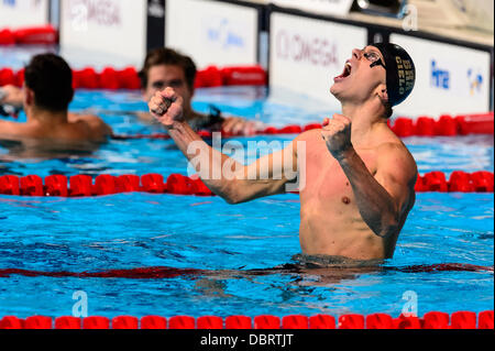 Barcelona, Spanien. 2. August 2013: Brasiliens Cesar Cielo Filho reagiert sehr emotional, als er merkt, dass er die Männer 50 m Freistil Finale bei den 15. FINA Weltmeisterschaften in Barcelona gewonnen hat. Stockfoto