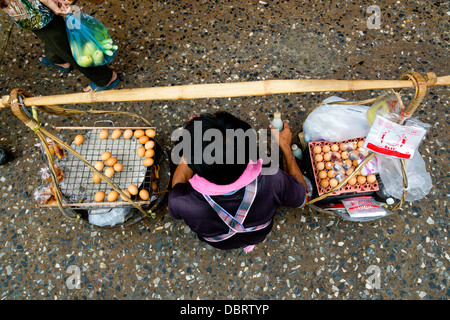 Eiern Verkäufer am Klong Toey Markt in Bangkok, Thailand Stockfoto