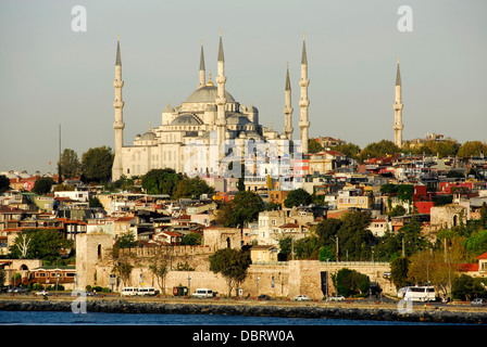 Blick auf die Sultan Ahmed Mosque (blaue Moschee von Istanbul) aus dem Zusammenfluss von Bosporus und das Marmarameer Stockfoto