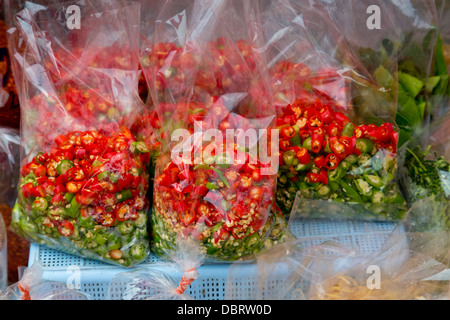 Verkauf von Chili Taschen auf einem Markt in Bangkok, Thailand Stockfoto