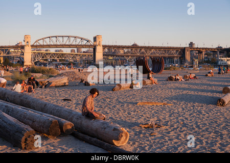 Sunset Beach Park mit der Burrard Bridge bei Sonnenuntergang - Westend, Vancouver, Britisch-Kolumbien, Kanada Stockfoto