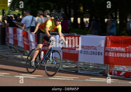 Aufsichtsrechtlichen RideLondon Grand Prix - Jugendliche Radrennsport Stockfoto