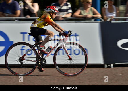 Aufsichtsrechtlichen RideLondon Grand Prix - Jugendliche Radrennsport Stockfoto