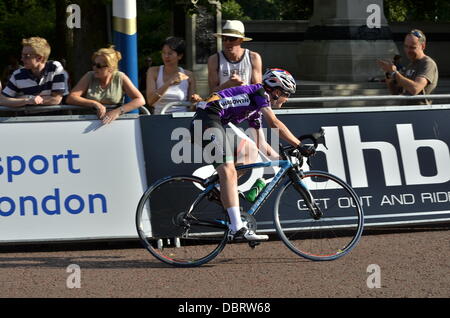 Aufsichtsrechtlichen RideLondon Grand Prix - Jugendliche Radrennsport Stockfoto