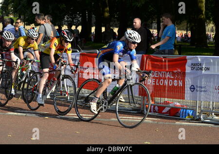 Aufsichtsrechtlichen RideLondon Grand Prix - Jugendliche Radrennsport Stockfoto