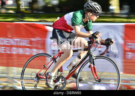 Aufsichtsrechtlichen RideLondon Grand Prix - Jugendliche Radrennsport Stockfoto