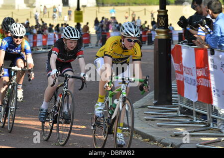 Aufsichtsrechtlichen RideLondon Grand Prix - Jugendliche Radrennsport Stockfoto