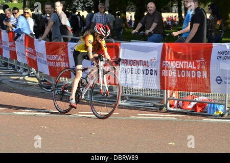 Aufsichtsrechtlichen RideLondon Grand Prix - Jugendliche Radrennsport Stockfoto