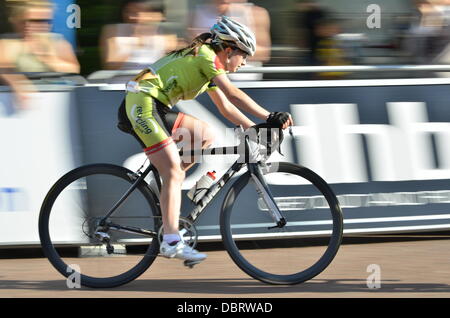 Aufsichtsrechtlichen RideLondon Grand Prix - Jugendliche Radrennsport Stockfoto