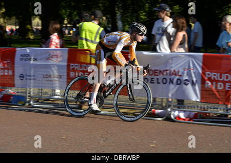 Aufsichtsrechtlichen RideLondon Grand Prix - Jugendliche Radrennsport Stockfoto