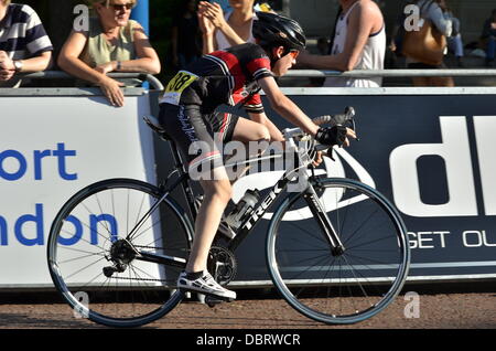 Aufsichtsrechtlichen RideLondon Grand Prix - Jugendliche Radrennsport Stockfoto