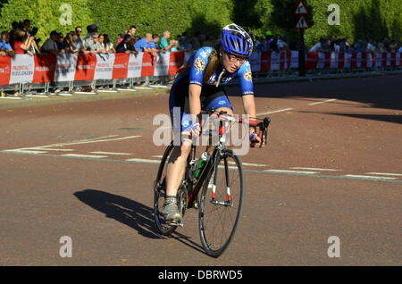 Aufsichtsrechtlichen RideLondon Grand Prix - Jugendliche Radrennsport Stockfoto