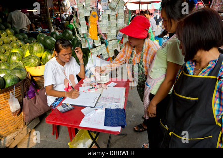 Szene auf dem Klong Toey Markt in Bangkok, Thailand Stockfoto