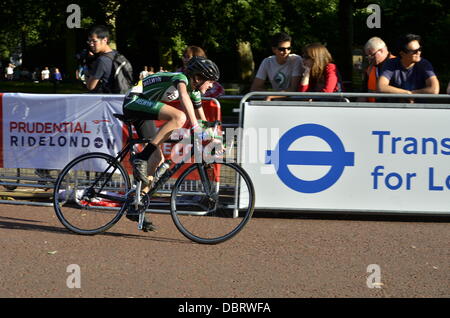 Aufsichtsrechtlichen RideLondon Grand Prix - Jugendliche Radrennsport Stockfoto